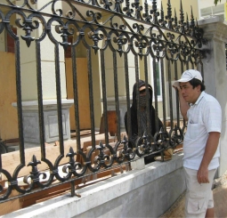 Cửa sắt Lá Sách