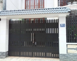 Chiếc cửa cổng sắt mỹ thuật đẹp là điểm nhấn thu hút nhất của một ngôi nhà