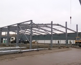 THI CÔNG NHÀ XƯỞNG KHUNG THÉP TIỀN CHẾ