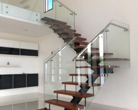 Mách bạn những lưu ý khi lắp đặt cầu thang kính 