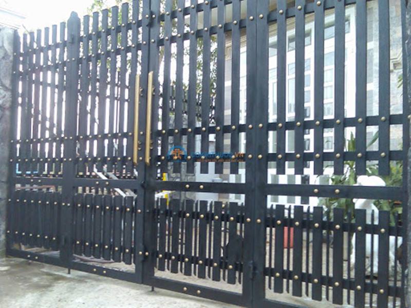 cửa cổng sắt đẹp 4 cánh
