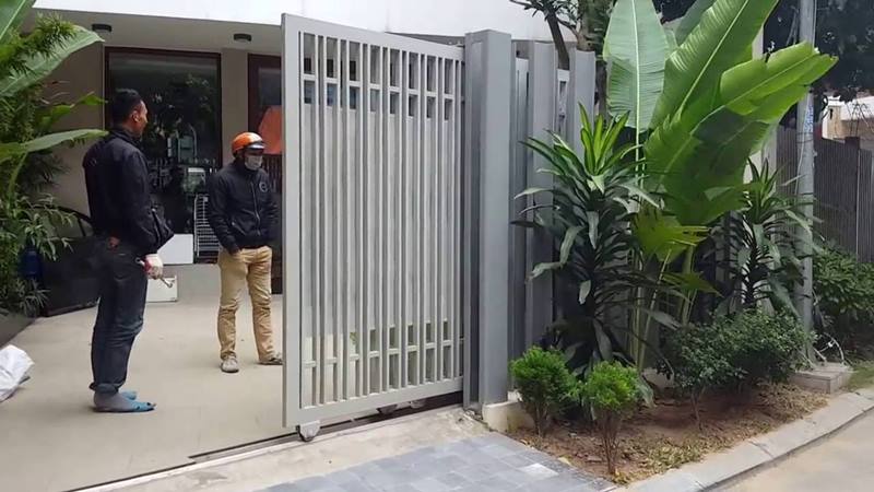 cửa cổng sắt lùa