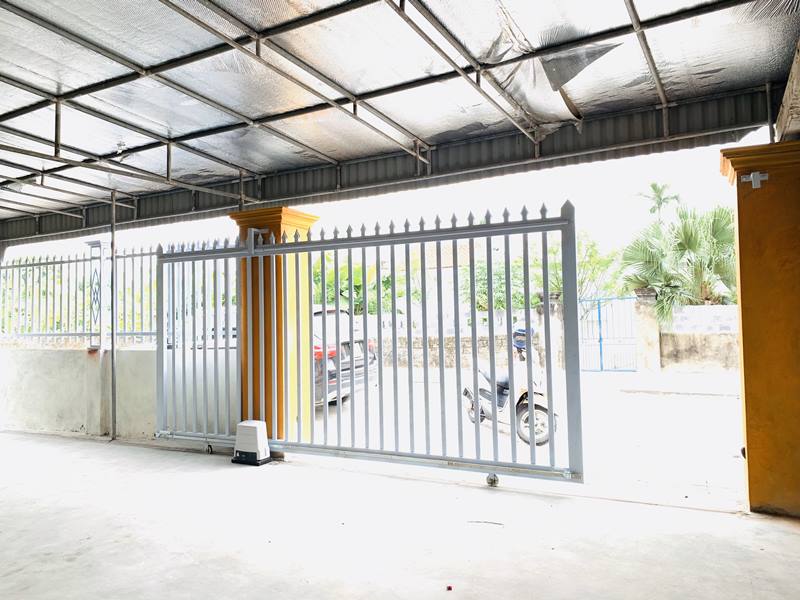 cửa cổng sắt lùa