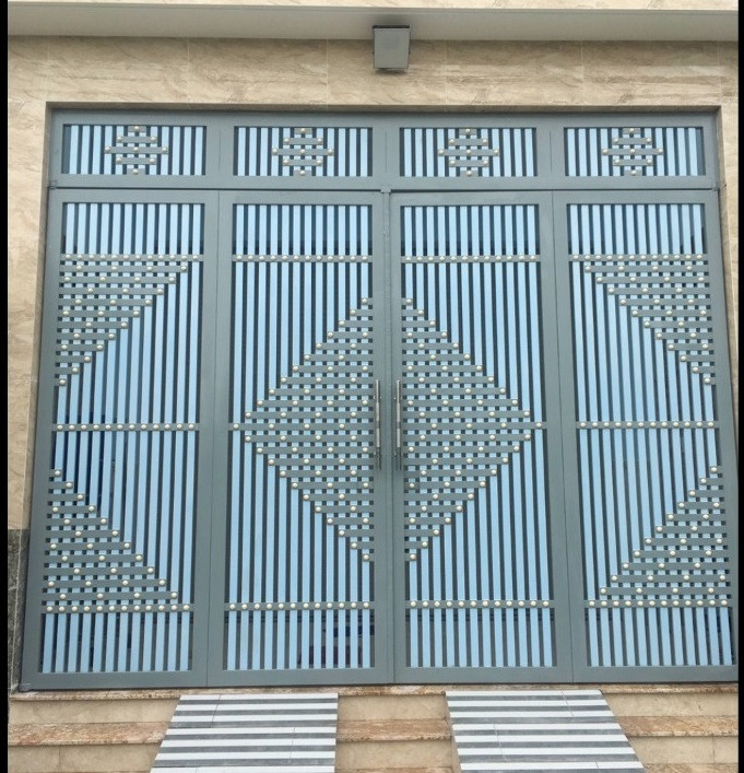 cửa cổng sắt 4 cánh