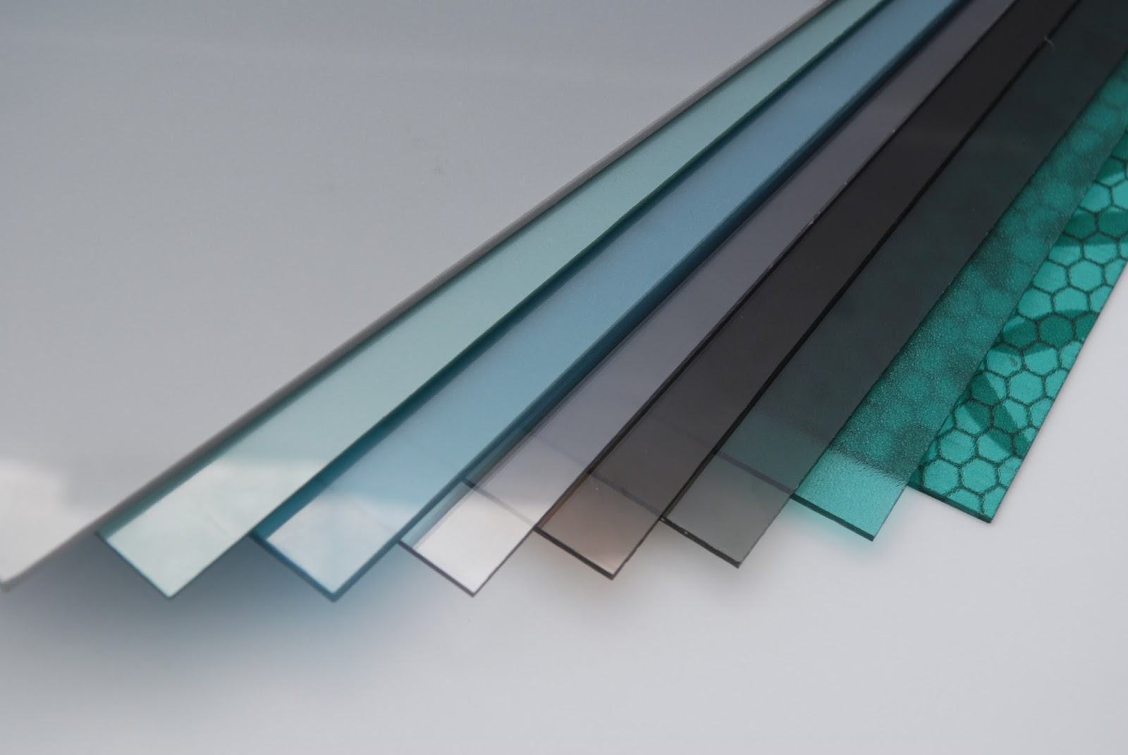 Hướng dẫn cắt tấm Polycarbonate đúng kỹ thuật